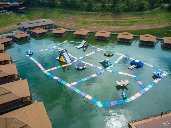 9 ที่พักกาญจนบุรีมีเครื่องเล่น รีสอร์ทสวยโรแมนติก แพพักกลางสวนน้ำ ให้สนุกกว่าทุกครั้งที่มา